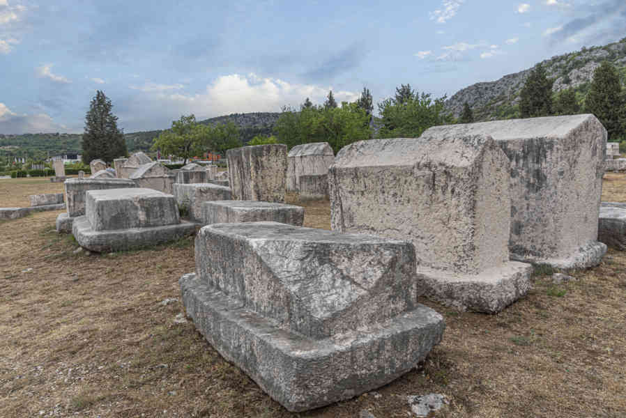 Bosnia y Herzegovina - Stolac - necrópolis de Radimlja - tumbas Stecci 04.jpg
